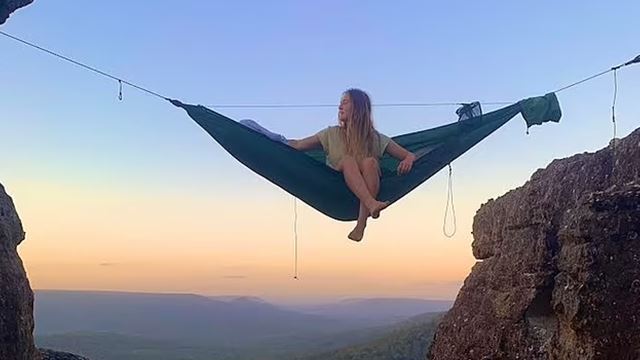 Dua Beradik Cabar Diri Tidur Atas Buaian Setinggi 21 Meter Di Udara