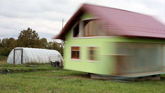 Isteri Bosan Hadap Pemandangan Sama, Suami Bina Rumah Boleh Pusing