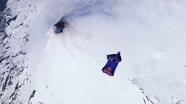 Cipta Sejarah, Ini Manusia Pertama Terbang Ke Dalam Kawah Gunung Berapi