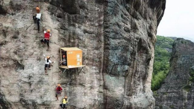 Khusus Untuk Geng Pendaki, Kedai Runcit Ini Dibuka Di Tebing Gunung!