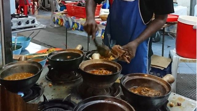 “Tastes Like Chicken!” This Stall In KL Sells Monitor Lizard Curry Claypot Rice