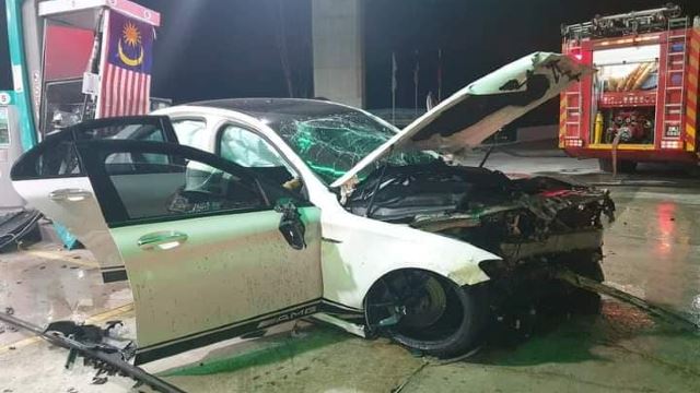 Luxury Car Crashed Into Petrol Station, Driver Fled And Left His Car Behind