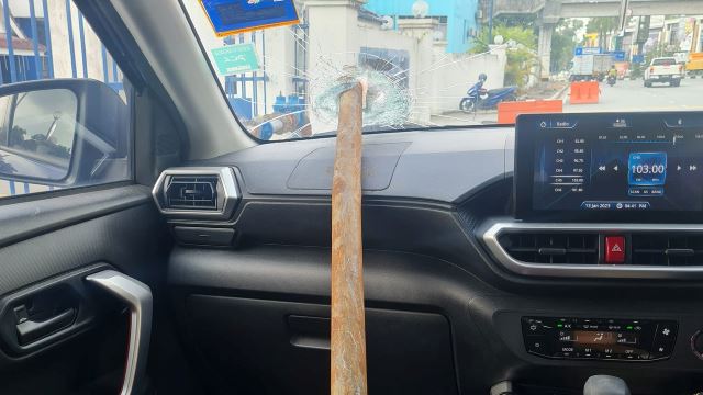 Metal Pole Falls Out Of Lorry & Crashes Through Driver’s Windshield, Narrowly Missing The Driver