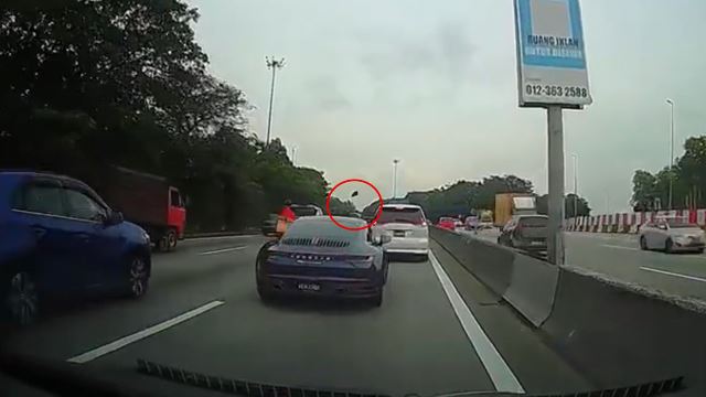 M’sians Angered After Video Of Delivery Rider Kicking Car’s Side Mirror That Was Changing Lanes Went Viral