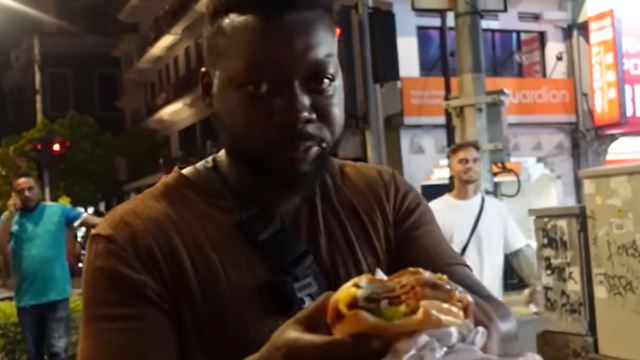 “Best Ever!” UK YouTuber Says Burger Ramly Is The Best He’s Ever Had!