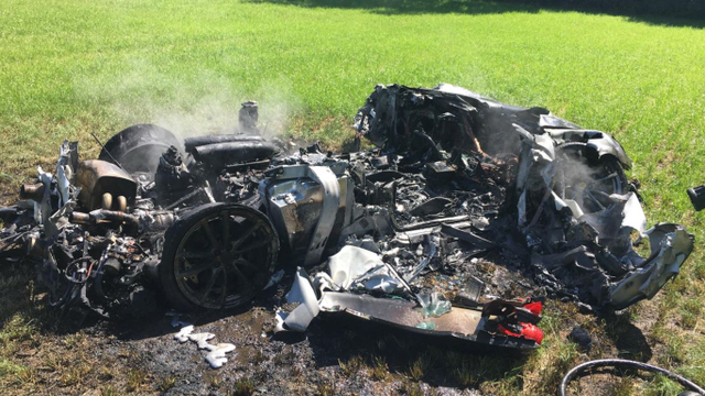 tak tahu apa punca, ferrari tiba-tiba terbakar selepas sejam beli