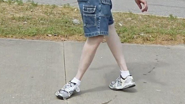 Pelik Tapi Benar, Kebolehan Lelaki Ini Berjalan Dengan Tapak Kaki Terbalik Cukup Mengagumkan