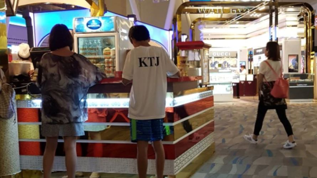 kanak-kanak umur 13 tahun yang berasal dari malaysia menyentuh hati netizen di lapangan terbang phuket