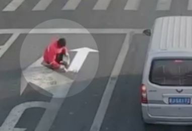 asyik lambat ke pejabat, lelaki ni cat jalan penanda arah sendiri