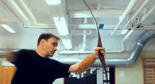 macam dalam filem, anak panah melencong elak halangan tepat kena sasaran