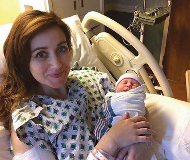 sementara doktor ini tunggu nak lahirkan bayi sendiri, dia sempat sambut bayi pesakit lain dulu