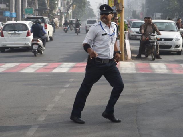 anggota polis terhibur jaga trafik sambil buat moonwalk