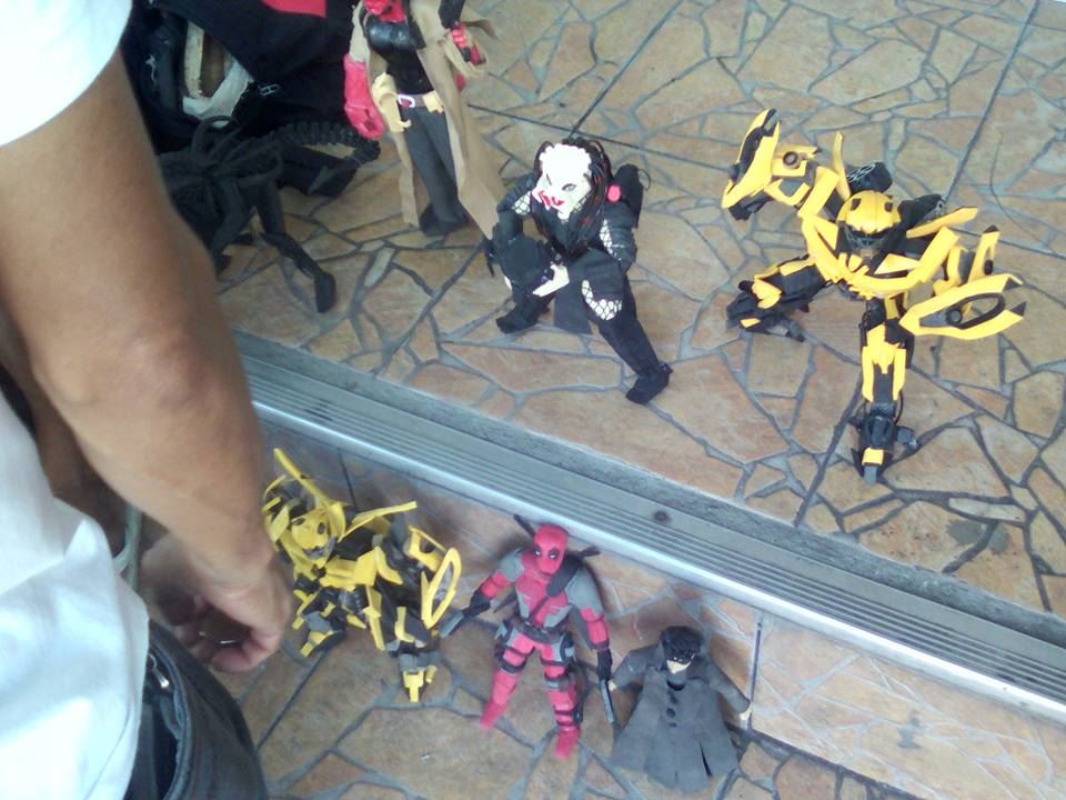 berikan lelaki ini selipar terpakai dan dia akan jadikan robot mainan 