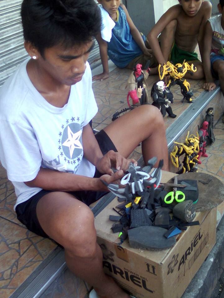 berikan lelaki ini selipar terpakai dan dia akan jadikan robot mainan 