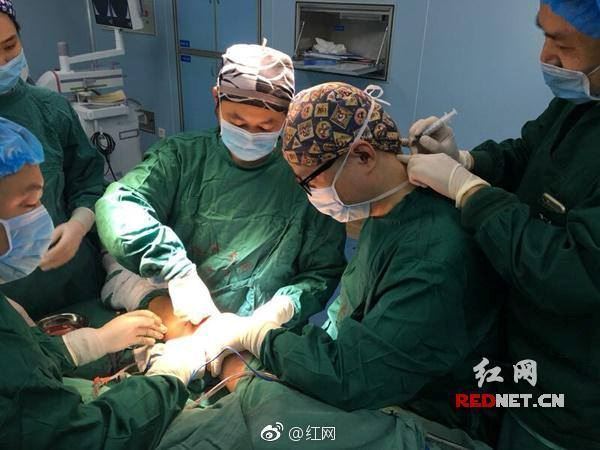 doktor kena rawat sambil buat pembedahan dekat pesakit lain