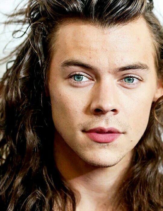 harry styles miliki mata dan dagu paling cantik di dunia 
