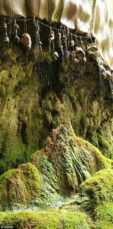 air daripada perigi ini boleh tukar sebarang objek jadi batu