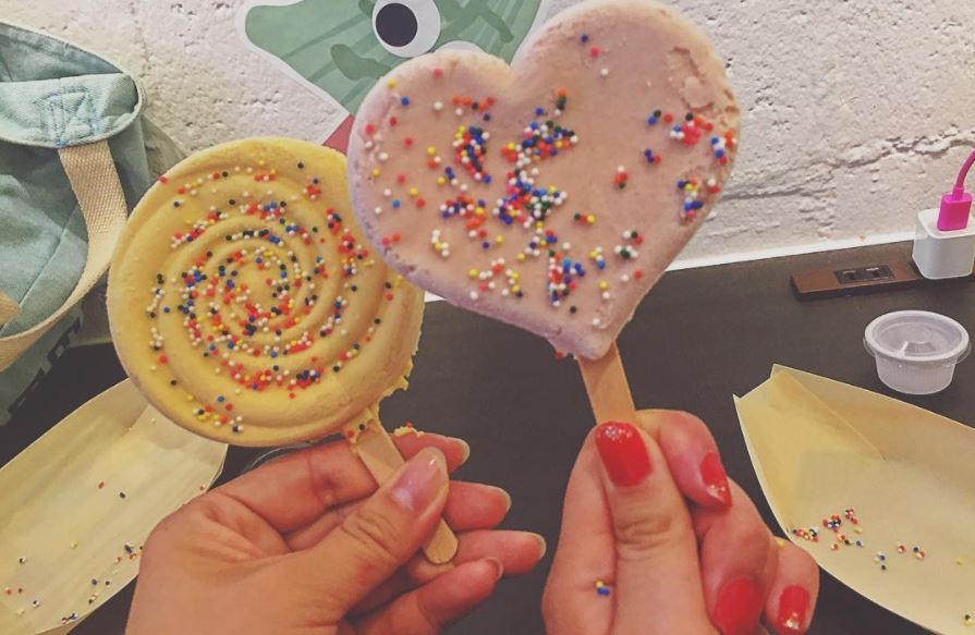 aiskrim ni tak akan cair walaupun letak tengah panas !