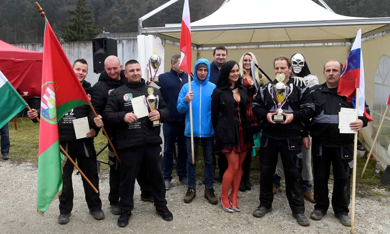 setiap tahun ada pertandingan penggali kubur terbaik di slovakia