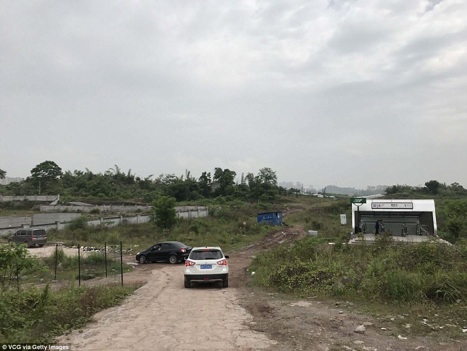 stesen kereta api canggih di bina dekat kawasan sunyi dan tiada penduduk