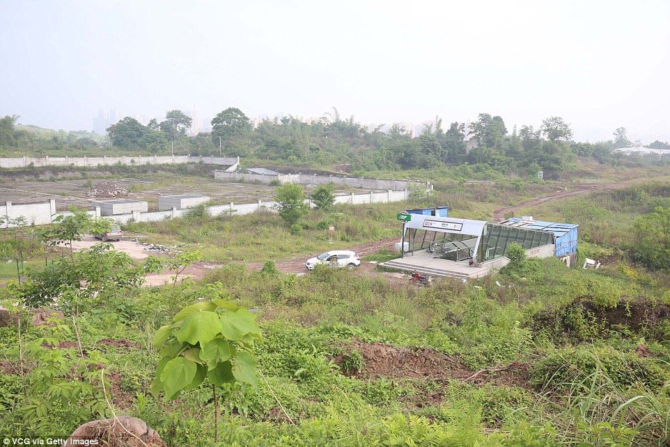 stesen kereta api canggih di bina dekat kawasan sunyi dan tiada penduduk