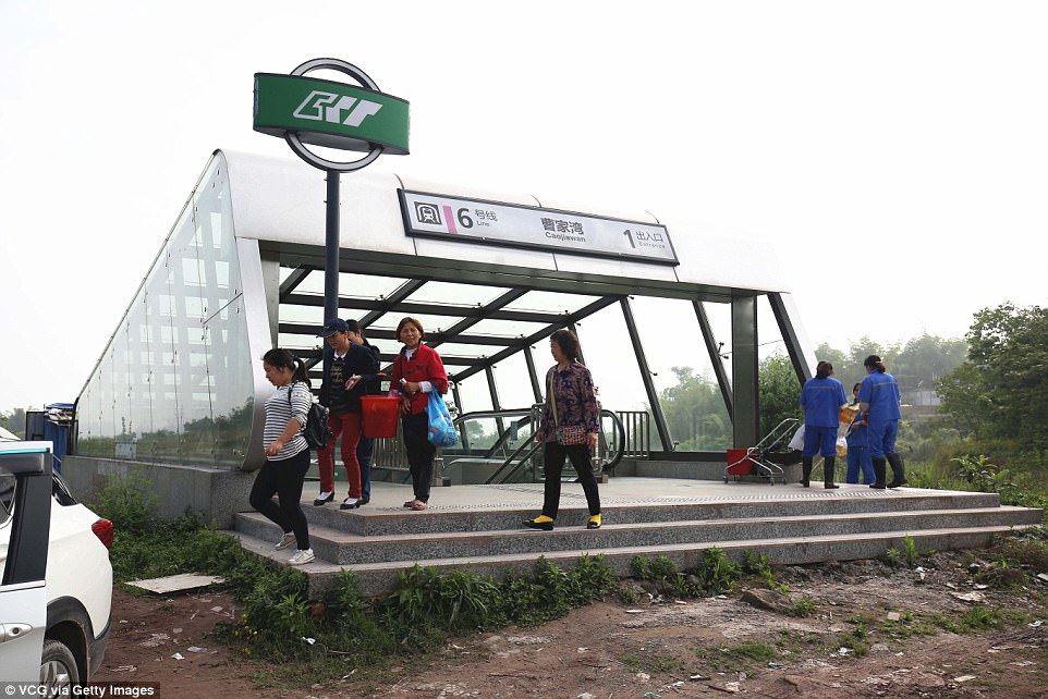 stesen kereta api canggih di bina dekat kawasan sunyi dan tiada penduduk