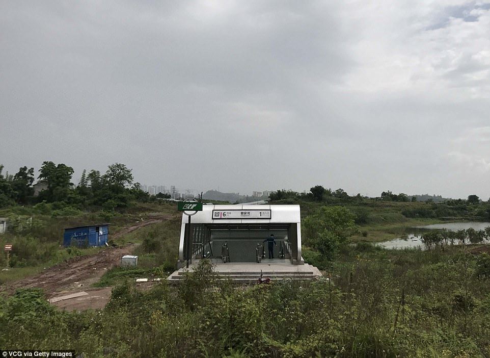 stesen kereta api canggih di bina dekat kawasan sunyi dan tiada penduduk