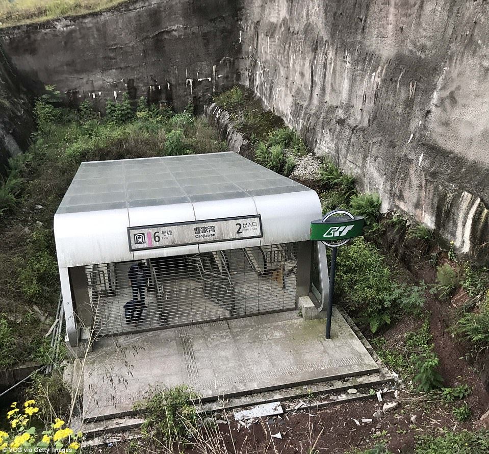 stesen kereta api canggih di bina dekat kawasan sunyi dan tiada penduduk