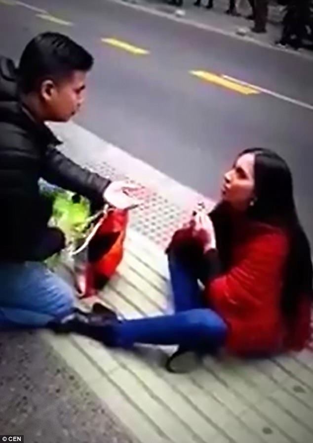 wanita lamar teman lelaki, ditinggalkan di tepi jalan