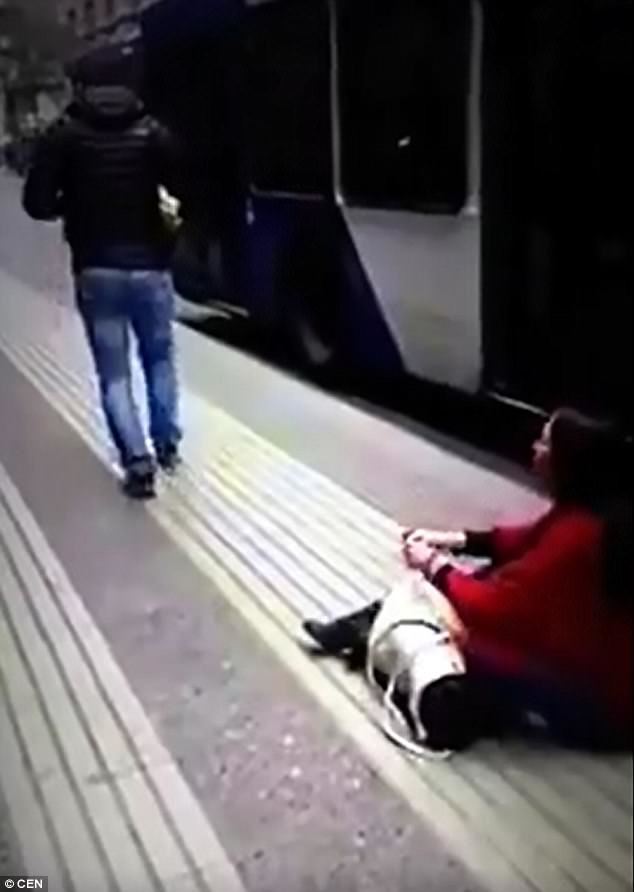 wanita lamar teman lelaki, ditinggalkan di tepi jalan