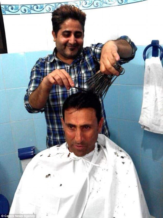 tukang gunting rambut ni guna 15 gunting serentak nak gunting rambut