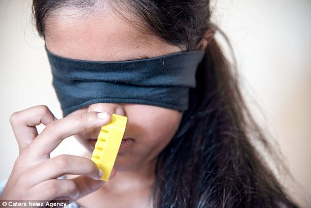 sambil tutup mata, kanak-kanak ini kenal warna guna hidung