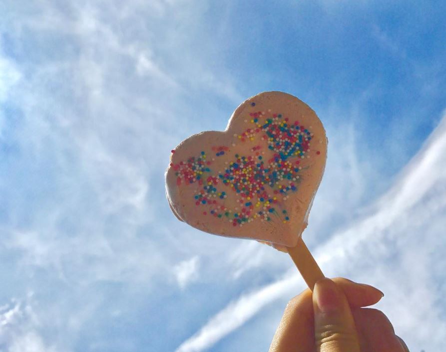 aiskrim ni tak akan cair walaupun letak tengah panas !