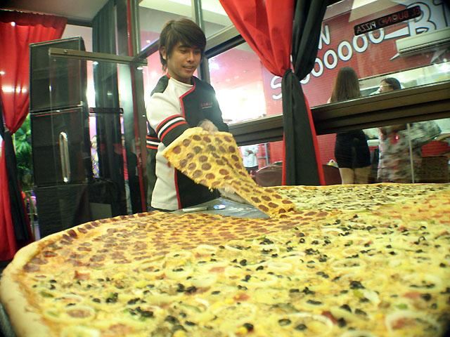 pizza paling besar di dunia boleh hantar terus ke rumah untuk 70 orang makan