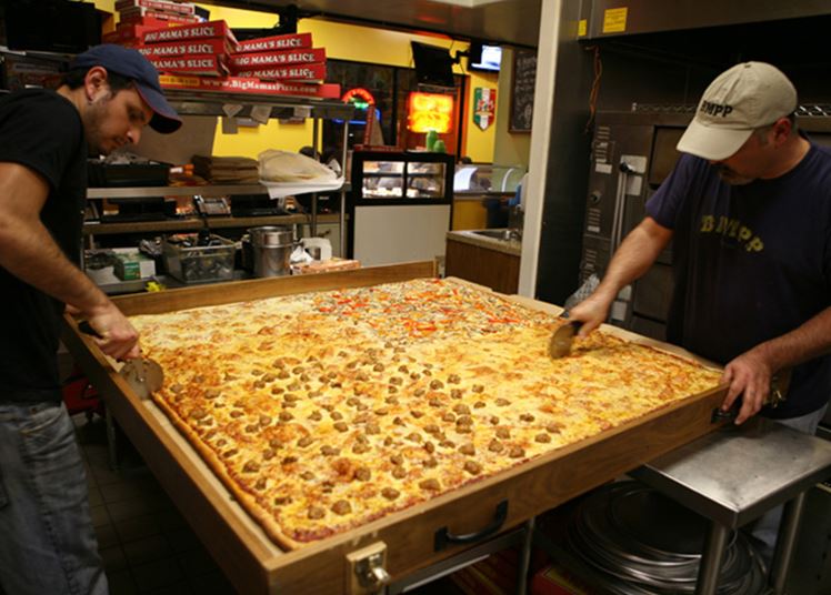 pizza paling besar di dunia boleh hantar terus ke rumah untuk 70 orang makan
