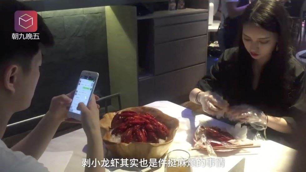 seronoknya wanita ni dapat rm 6000 sebulan untuk jadi pengopek seafood je !