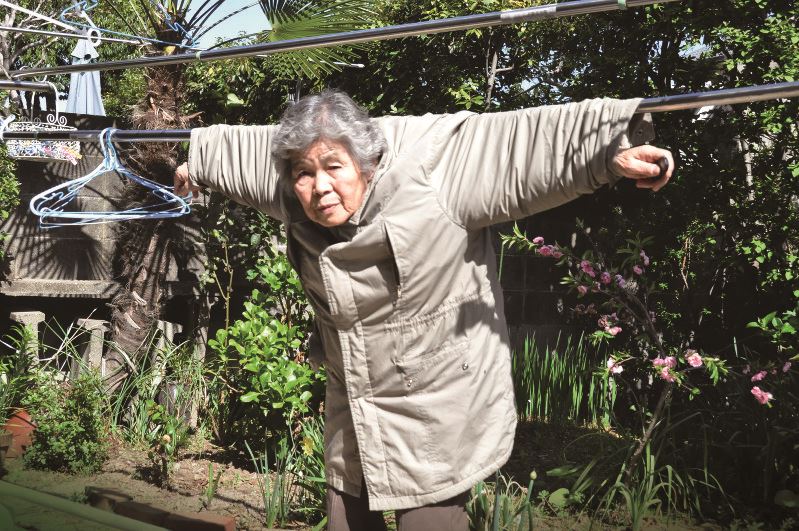 nenek umur 89 tahun ini lebih fotogenik dan kreatif dari kebanyakkan kita