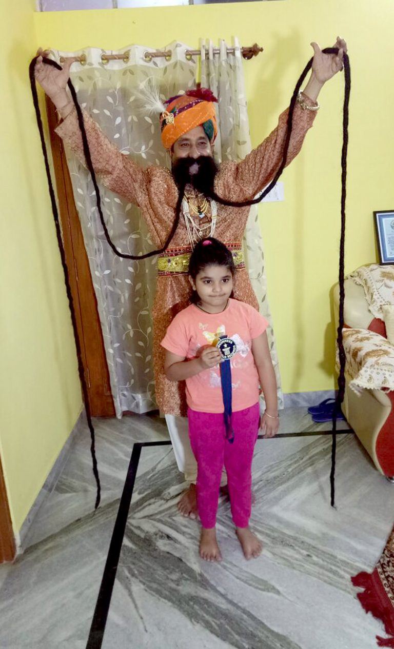 sejak 1970 bela tak pernah shave, kini jadi misai paling panjang di dunia