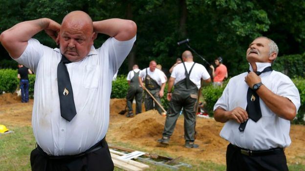 setiap tahun ada pertandingan penggali kubur terbaik di slovakia