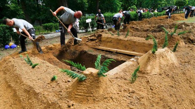 setiap tahun ada pertandingan penggali kubur terbaik di slovakia