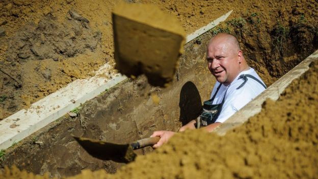 setiap tahun ada pertandingan penggali kubur terbaik di slovakia