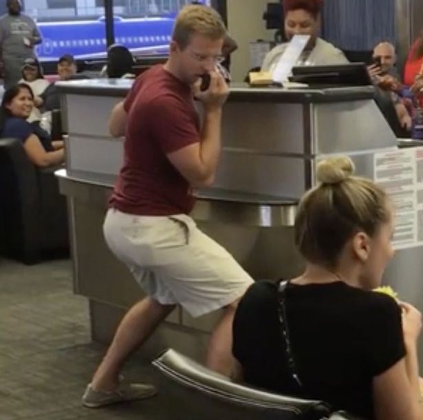 sebab flight delay, lelaki ni rampas microphone airport untuk buat karaoke 