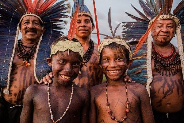 pakai sarung khas berisi semut tanda dah masuk dewasa