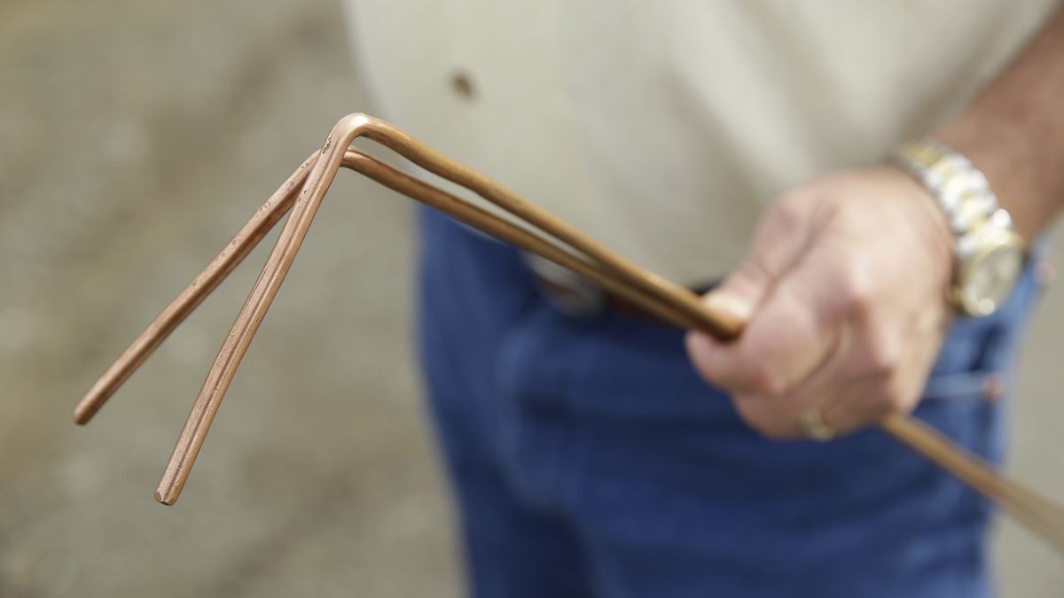 kenapa syarikat air terkenal di uk masih guna cara kuno cari air bawah tanah?