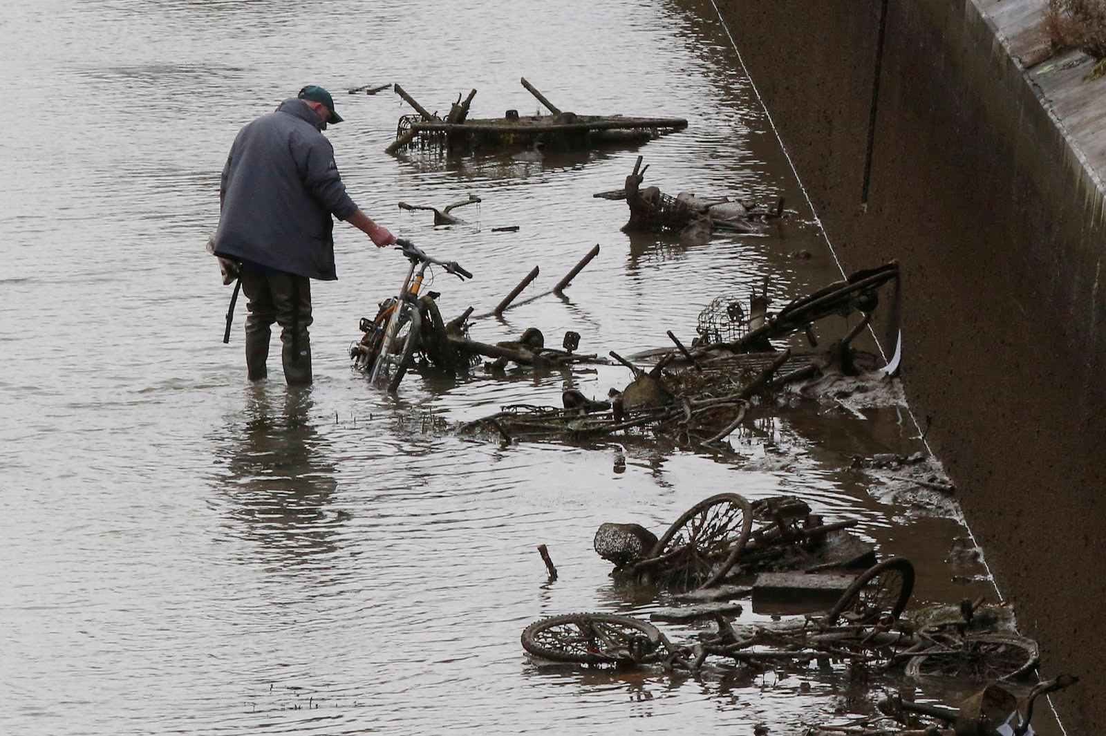 tengok apa yang ada di dasar terusan paling cantik di kota paris semasa dibersihkan