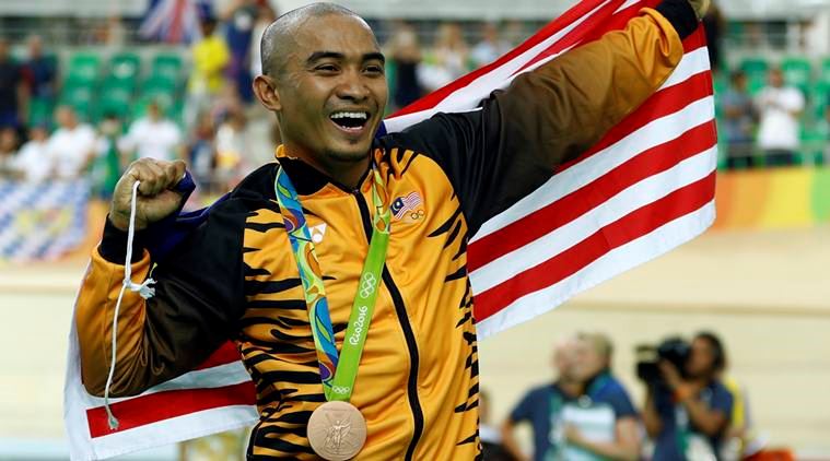 sampai panjat pokok azizulhasni awang nak bagi sokongan kepada rakan-rakan