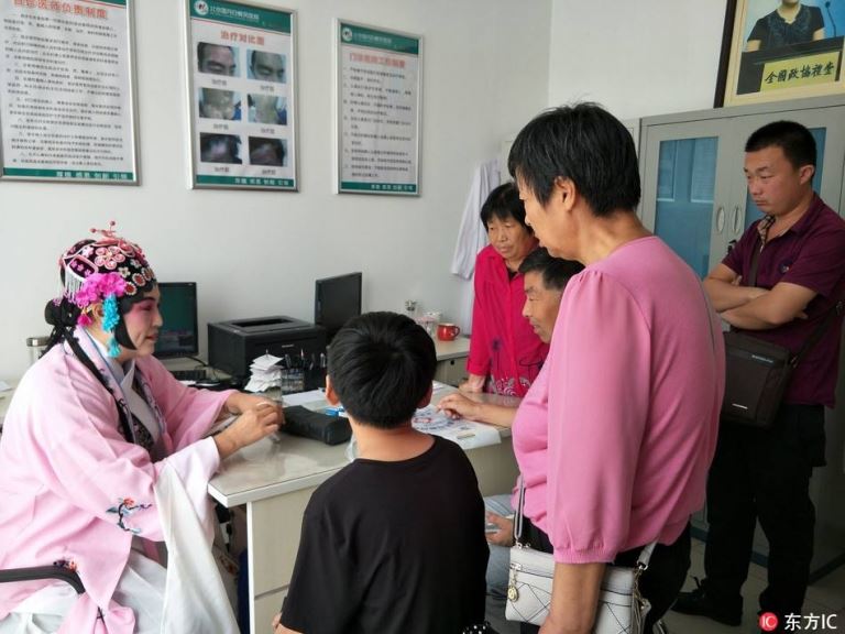 doktor pakai seperti watak wayang opera cina untuk tenangkan pesakit 