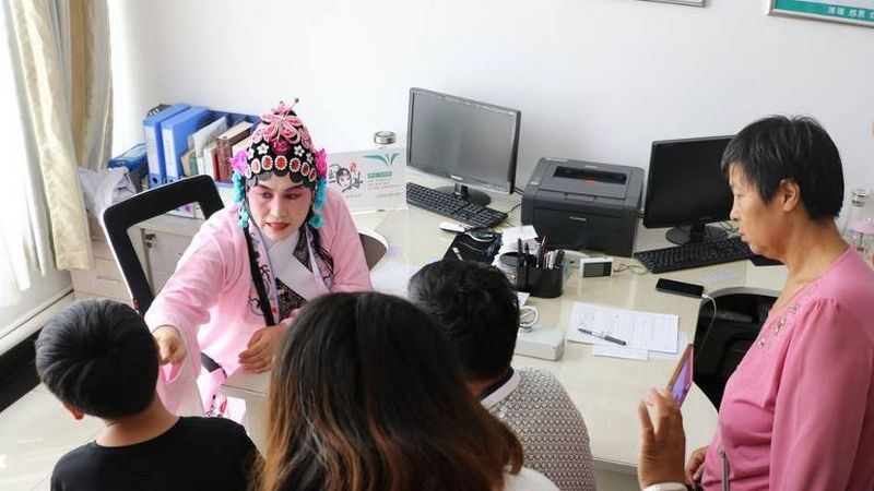 doktor pakai seperti watak wayang opera cina untuk tenangkan pesakit 