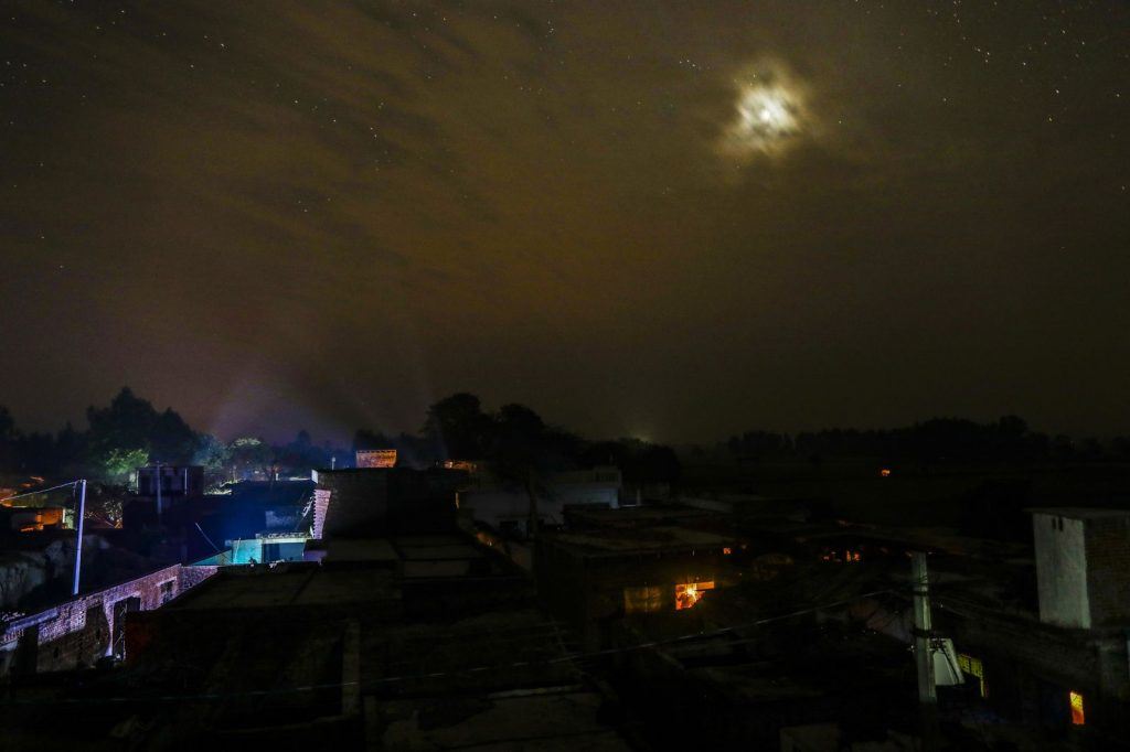 setiap malam pergi stesen kereta api sebab nak guna lampu untuk study