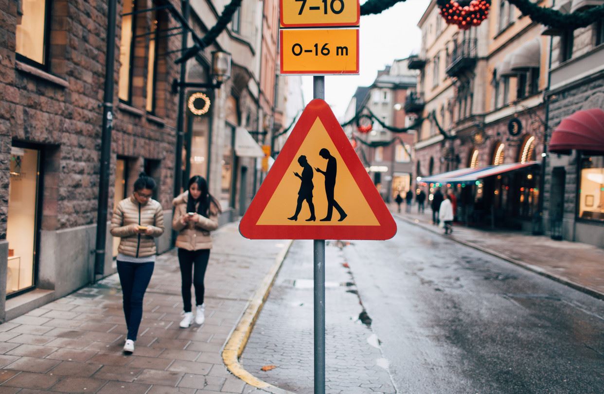 denda siapa yang jalan kaki sambil tengok telefon bimbit 